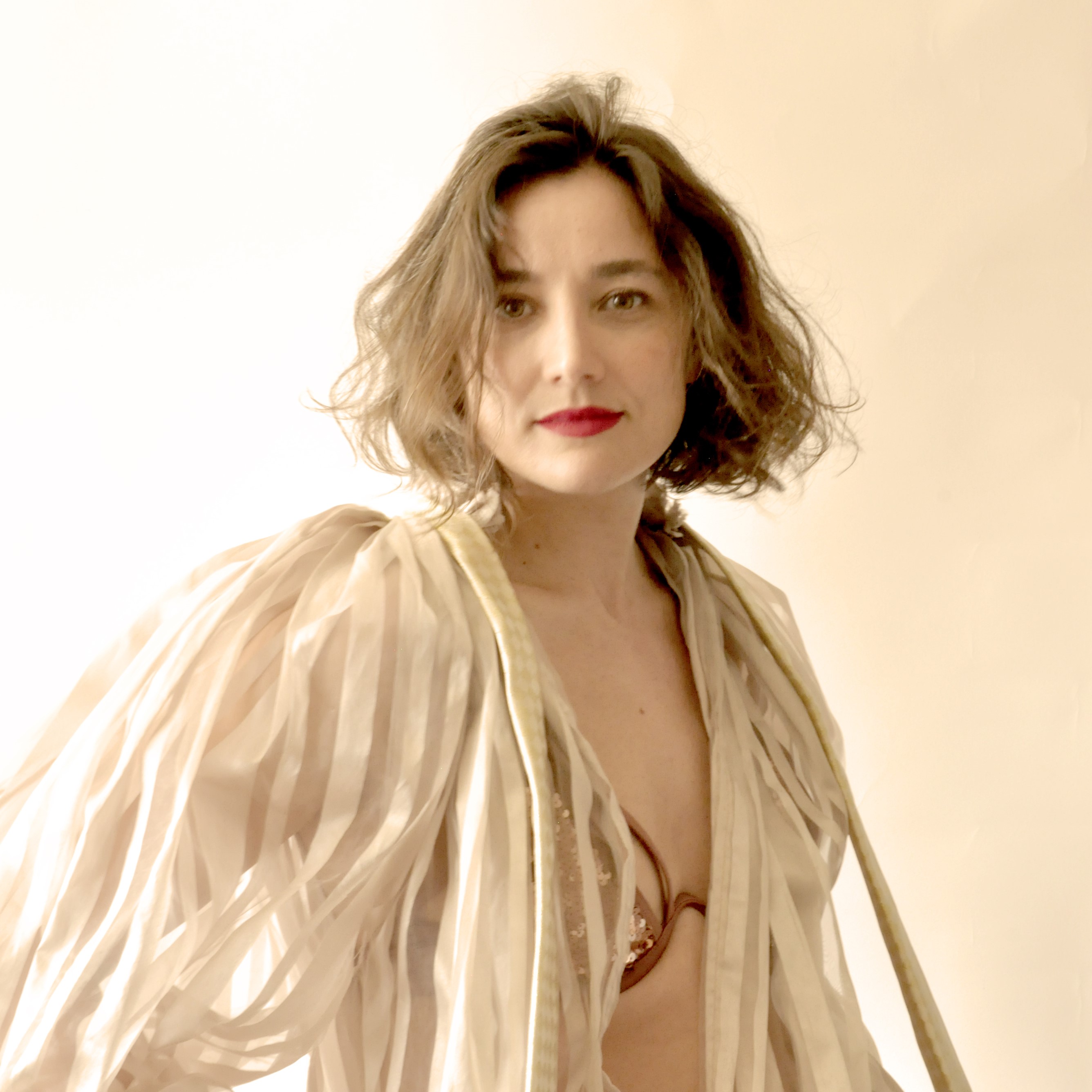 Ebony Buckle reveals a hypnotic indie journey “Hearts Get Started”