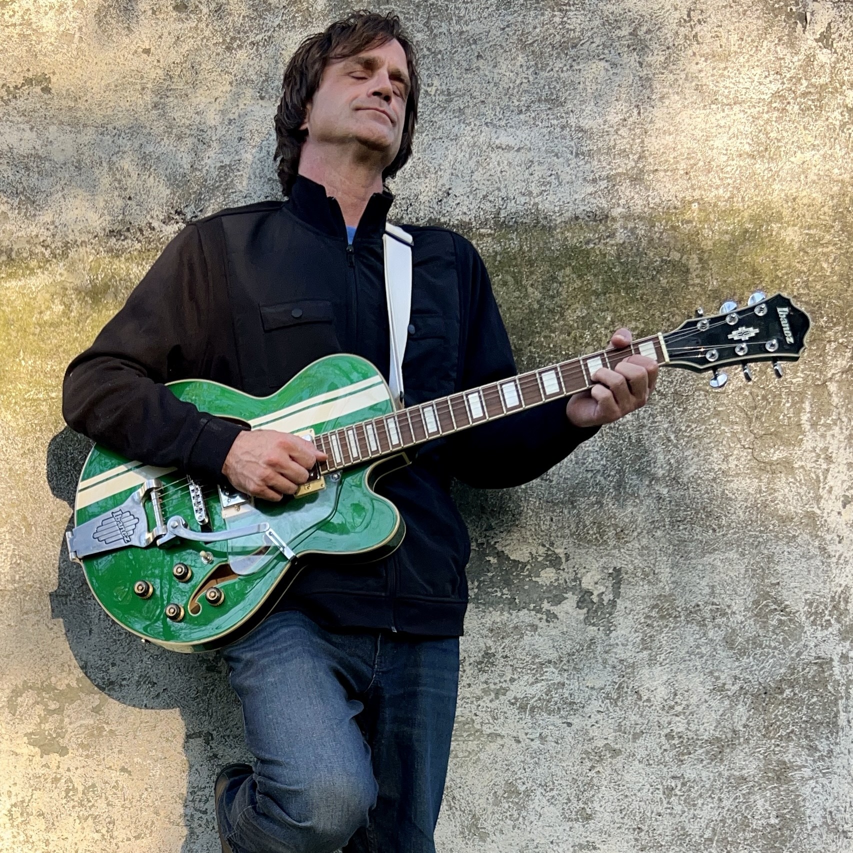 Maverick Smith rocks around and brings a fresh take on holiday cheer with new “Christmas” EP