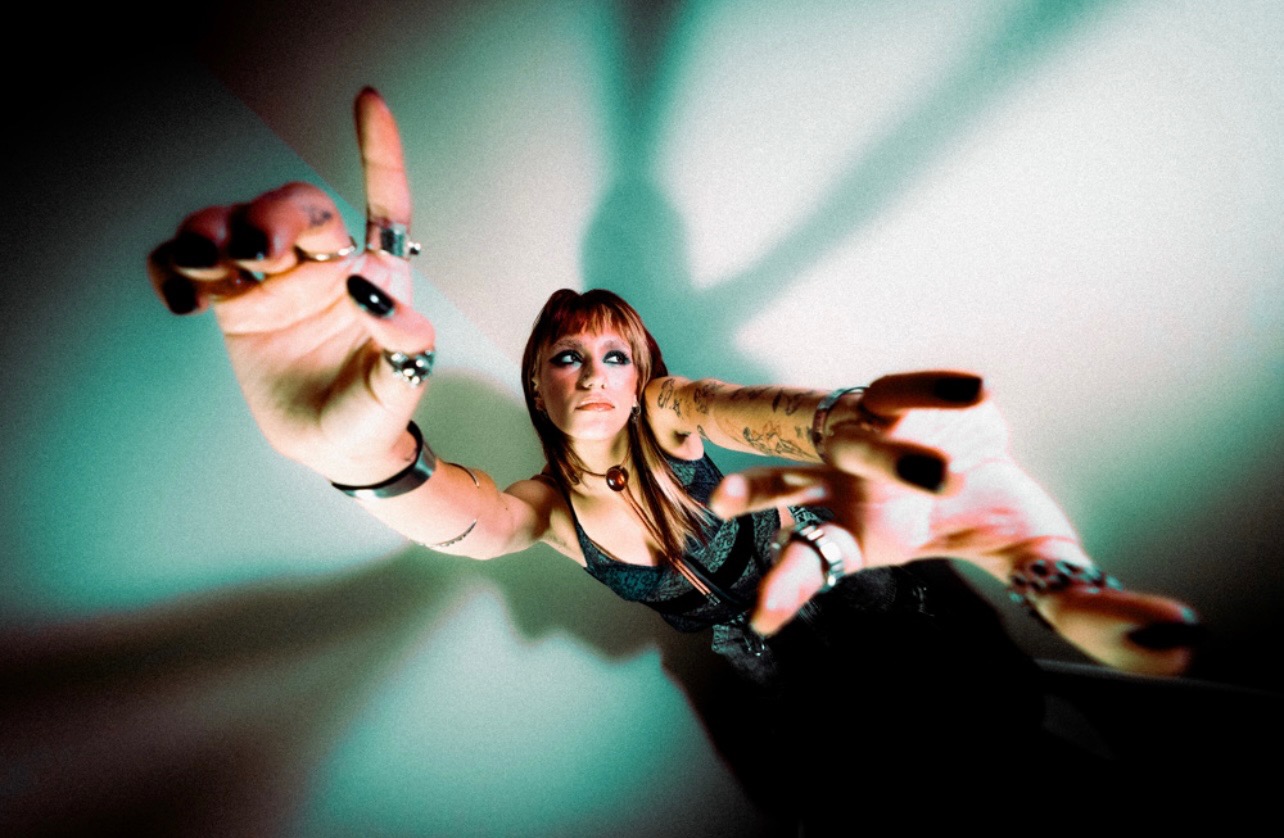 Anna Thoresen’s new single “Lonely” handles the feeling of isolation