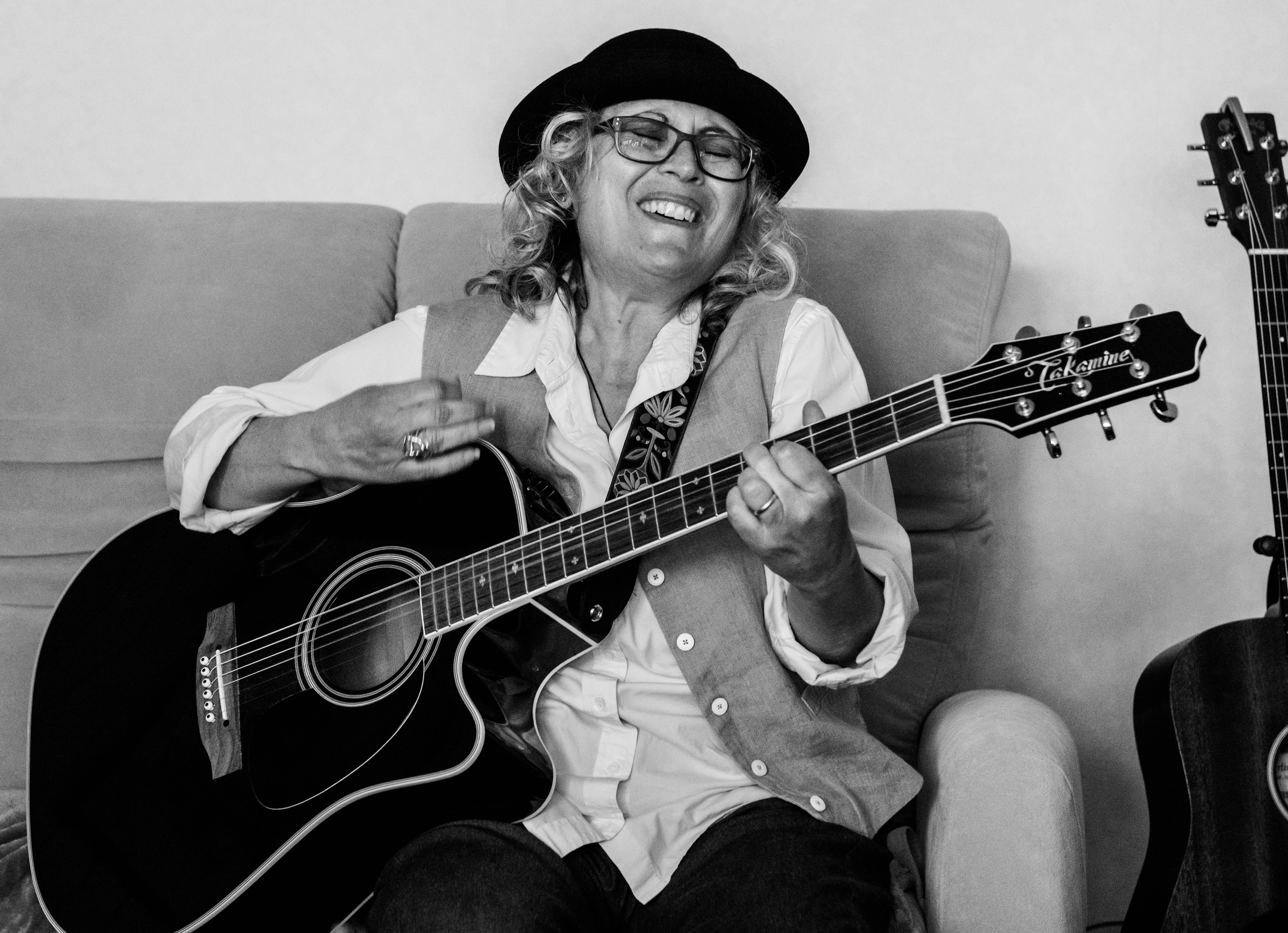 Rita De Los Angeles breaks through the straining anxiety with new single “Keep To Myself”