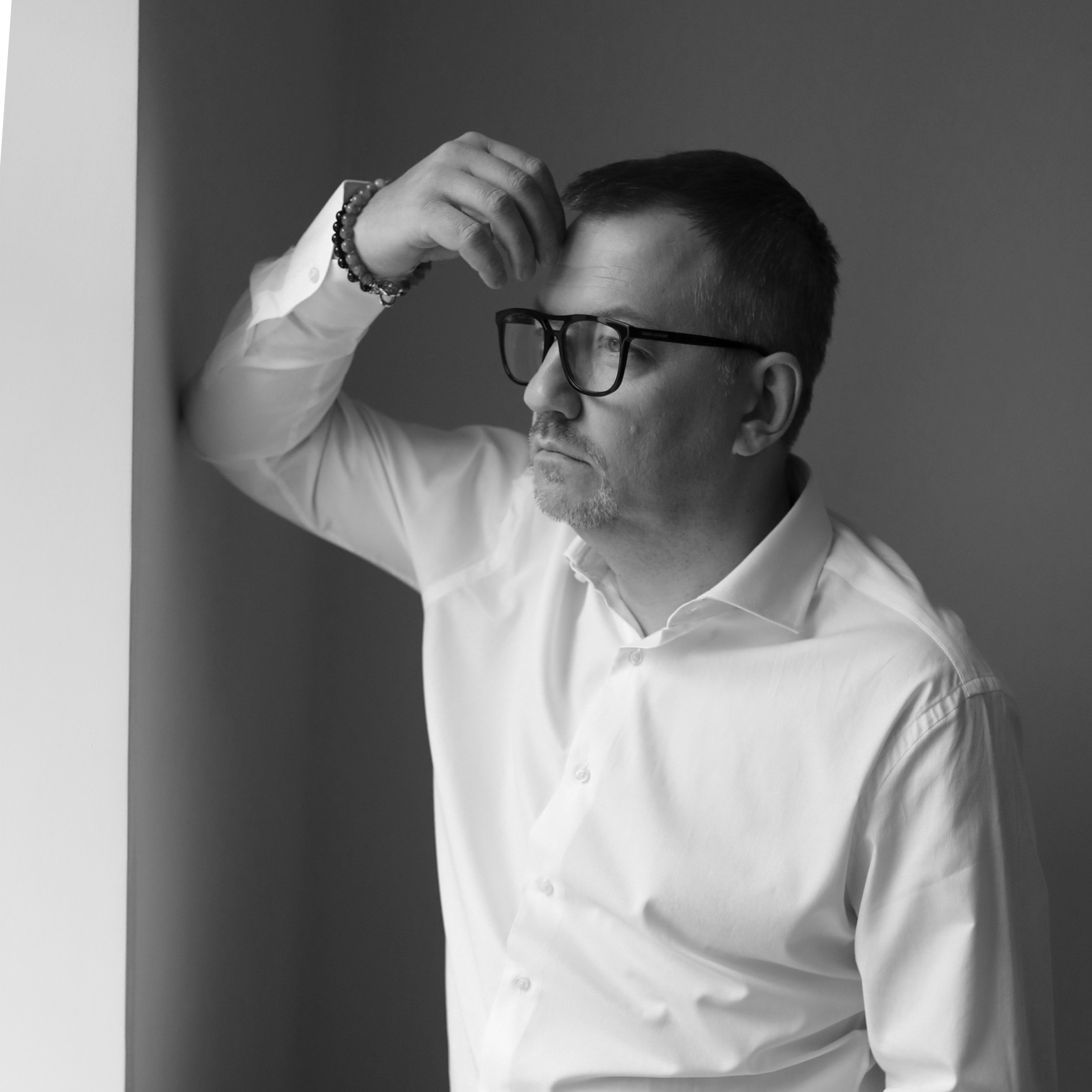 GatiS breaks through the societal mass of clouds with poignant new single “Stay. Theme”