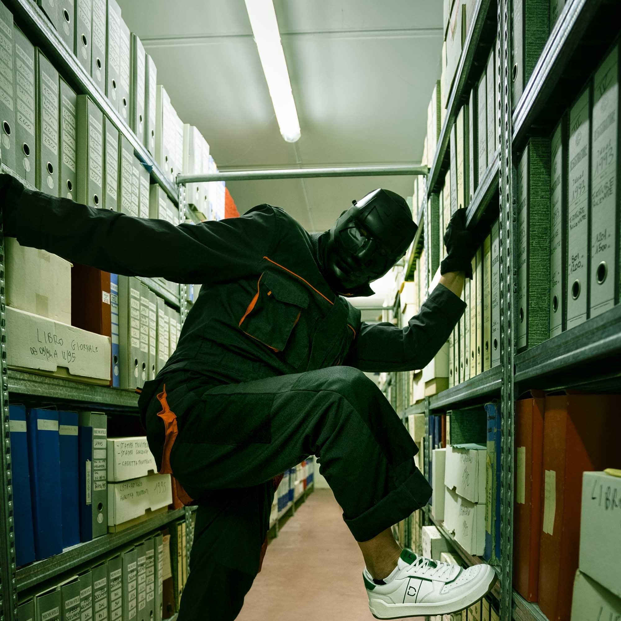 _SHOE ARTICLE COVER ABSTRAC LOGIC